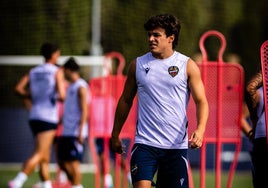 Carlos Álvarez, durante una sesión de entrenamiento del Levante.