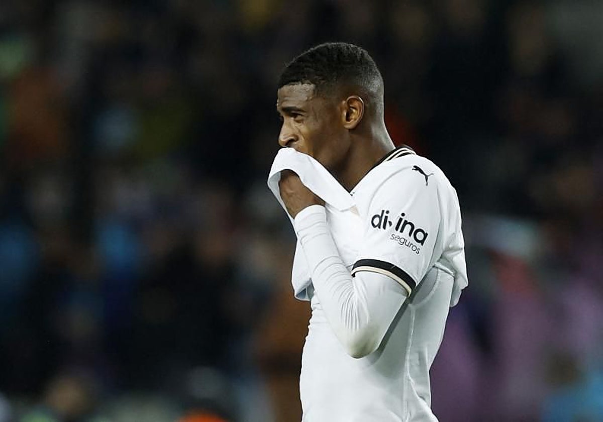 Mosquera lamentándose durante un partido con el Valencia.