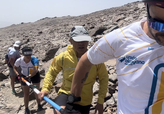 Rebeca acompaña a un usuario (en el centro), durante una prueba.