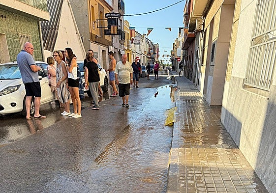 Rotura de una nueva tubería de agua en EL Palmar.