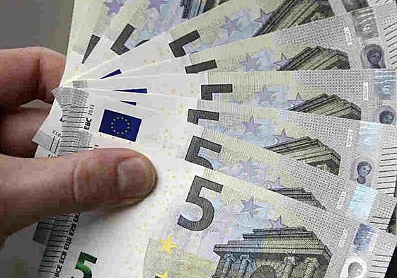Varios billetes de 5 euros.