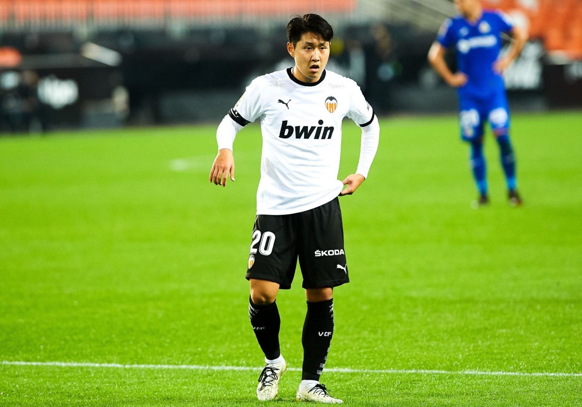 Kang-in Lee, en un partido con el Valencia.