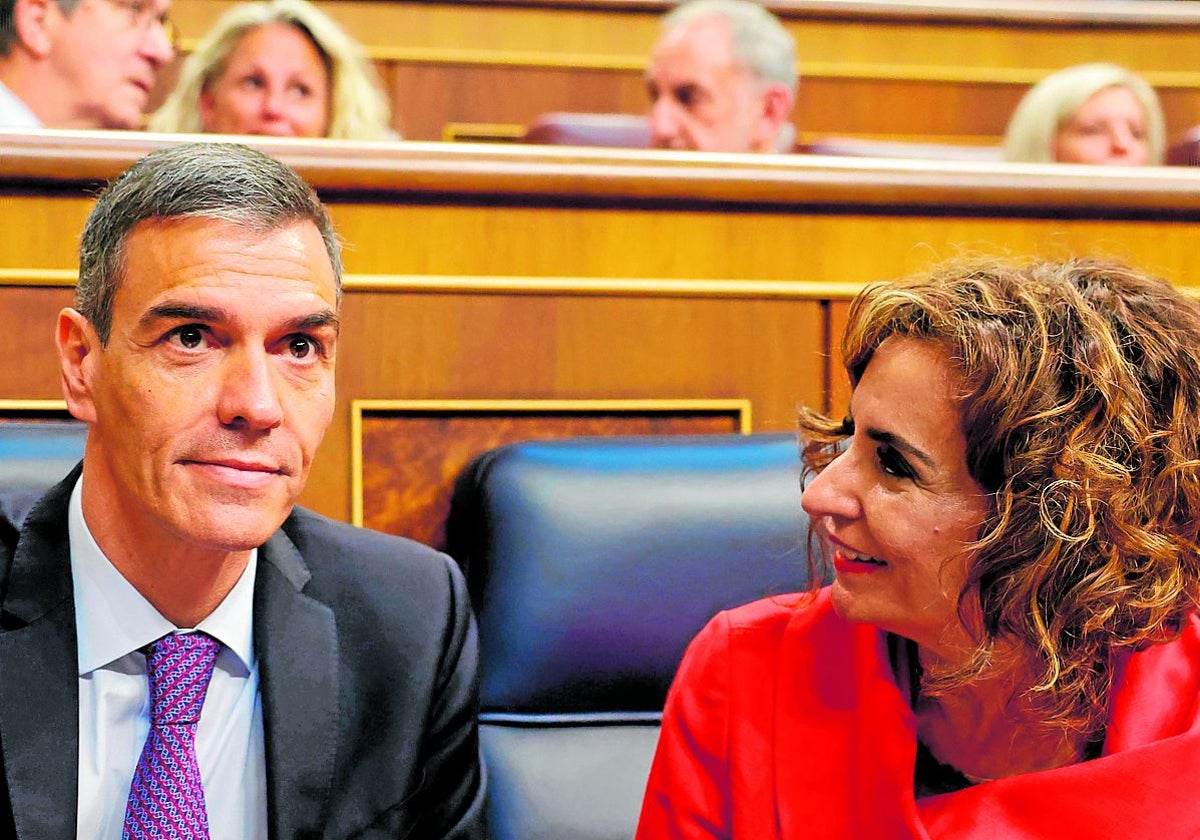 Pedro Sánchez y María Jesús Montero, en el Congreso.