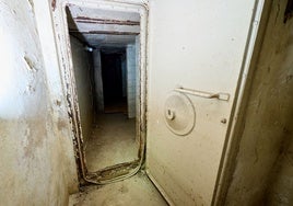 Puerta blindada del refugio del palacio del Montortal, en la plaza Tetuán.