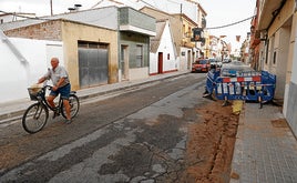 Un hombre circula por la calle donde ocurrió el reventón, este lunes.