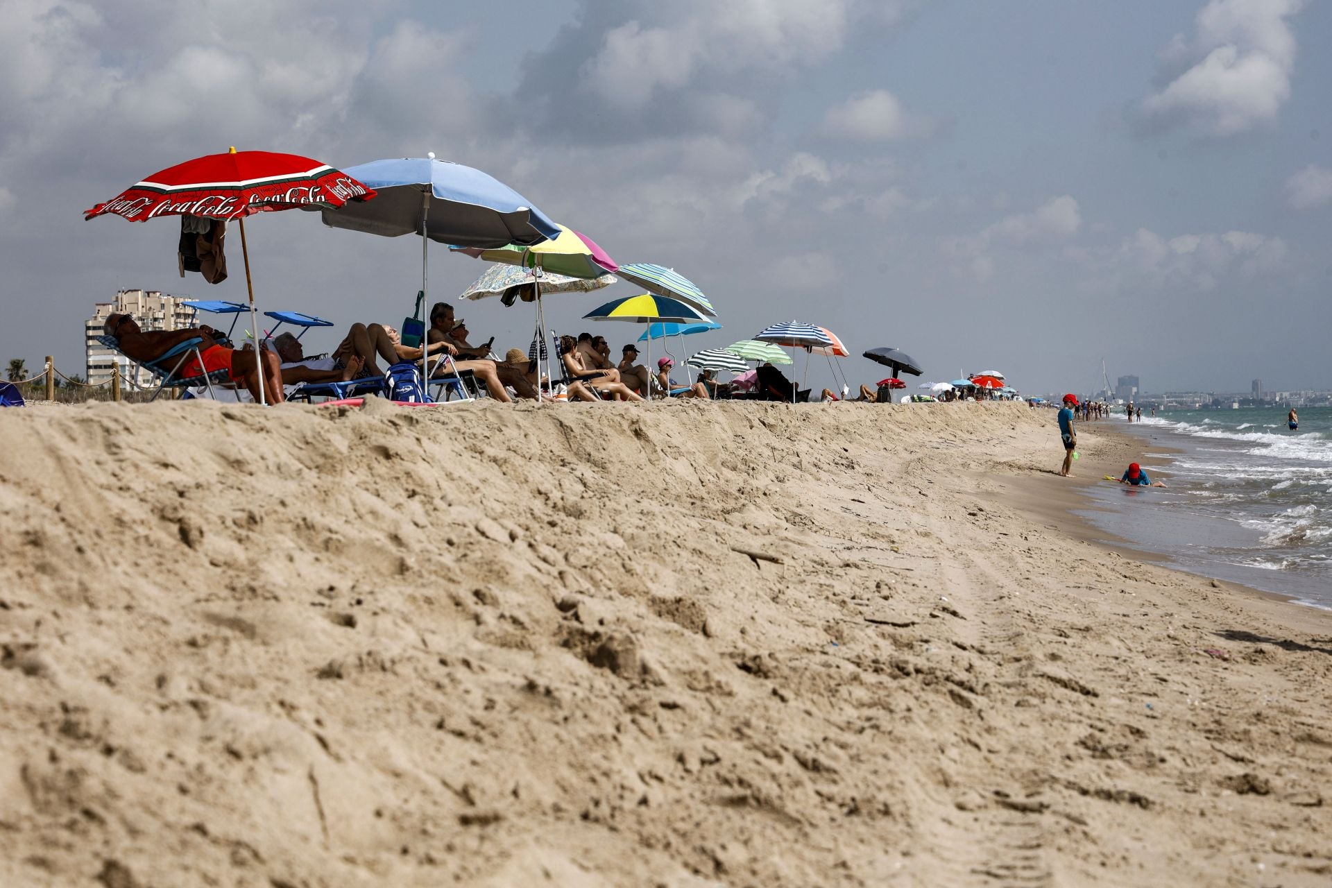El temporal golpea a las playas del Saler año y medio después de la regeneración