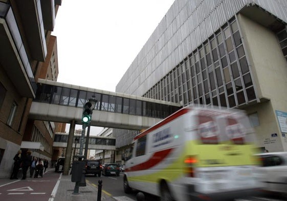 Una ambulancia pasa junto al Hospital Clínico.