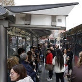 Viajeros en una parada de la EMT.