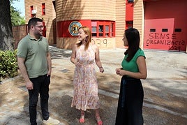 Los dos concejales de Compromís en el Ayuntamiento, junto a la diputada Dolors Gimeno.