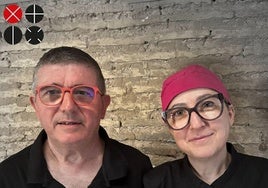 Marcos y Mayte, al frente del local de Mareny.