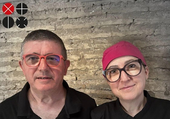 Marcos y Mayte, al frente del local de Mareny.