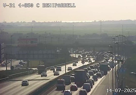 Atascos en la V-31 este lunes, 14 de julio.