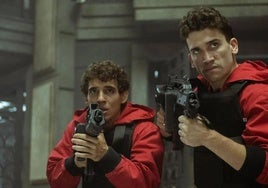 Miguel Herrán y Jaime Lorente, durante una escena de 'La casa de papel'.