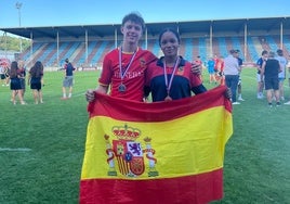 Carmen Nwatu y Lucas Gil posando con sus respectivas medallas europeas.