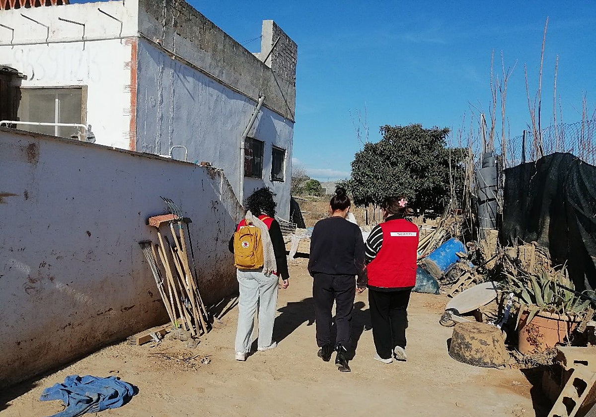Un equipo de SJD Valencia atiende a una familia afectada de Quart de Poblet.