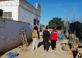 Un equipo de SJD Valencia atiende a una familia afectada de Quart de Poblet.