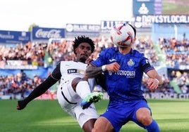 Correia disputando un balón en el Getafe-Valencia de la temporada pasada.