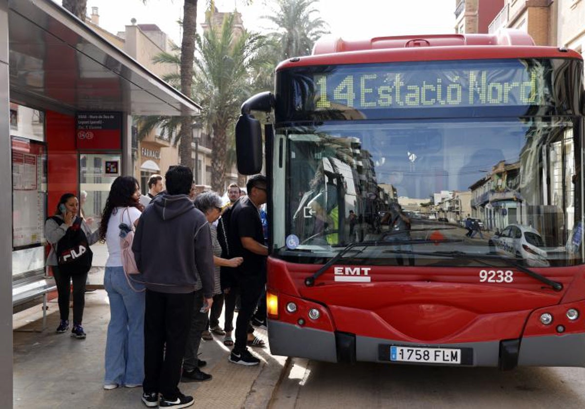 Varias personas suben a un autobús de la EMT en las pedanías de Valencia.