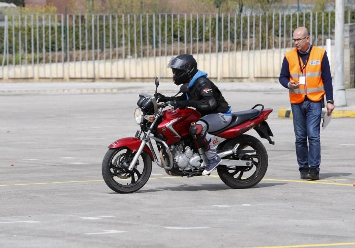 Examen de moto en una imagen de archivo.