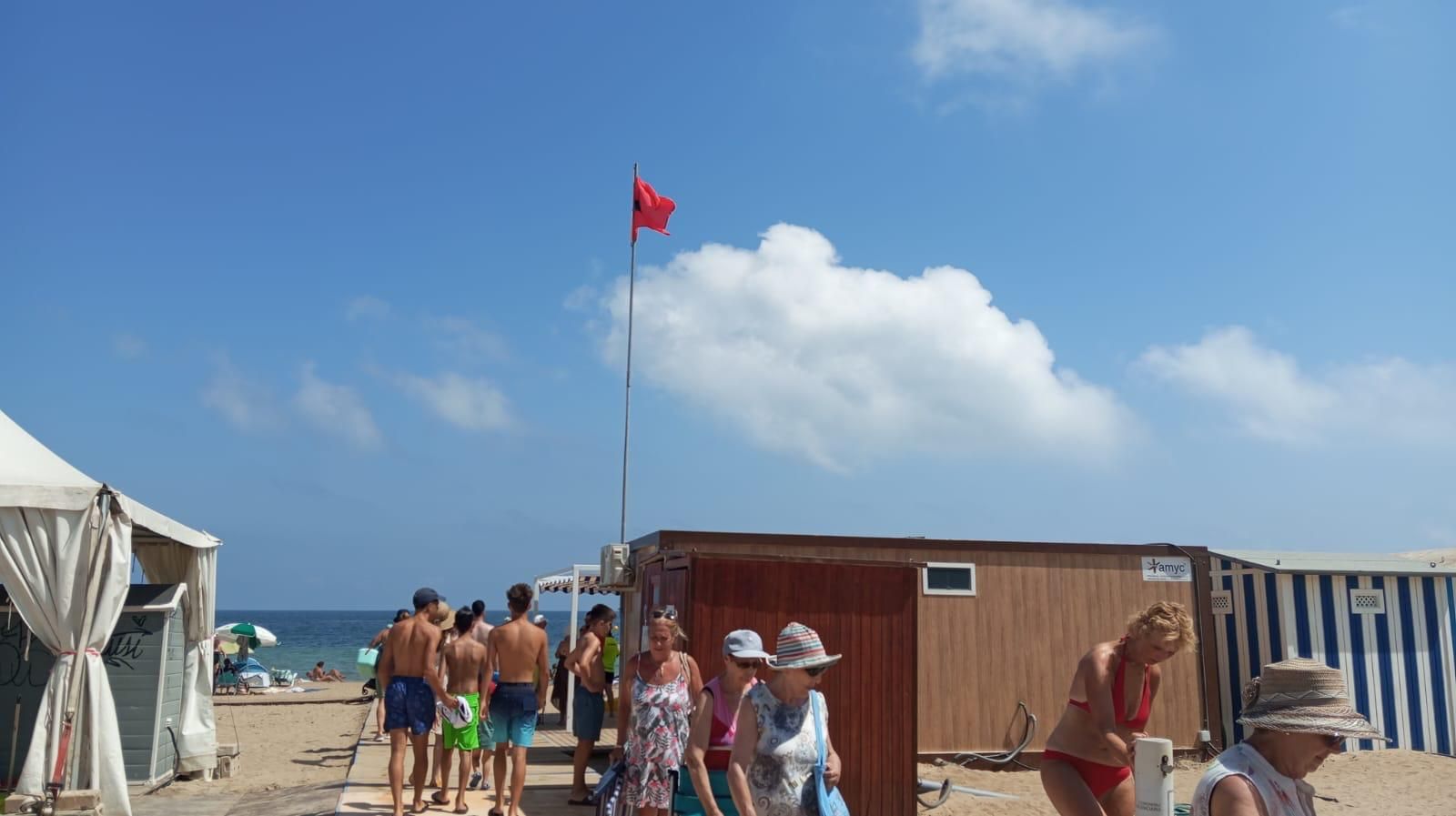 FOTOS | Cierran otras tres playas en Dénia por contaminación fecal