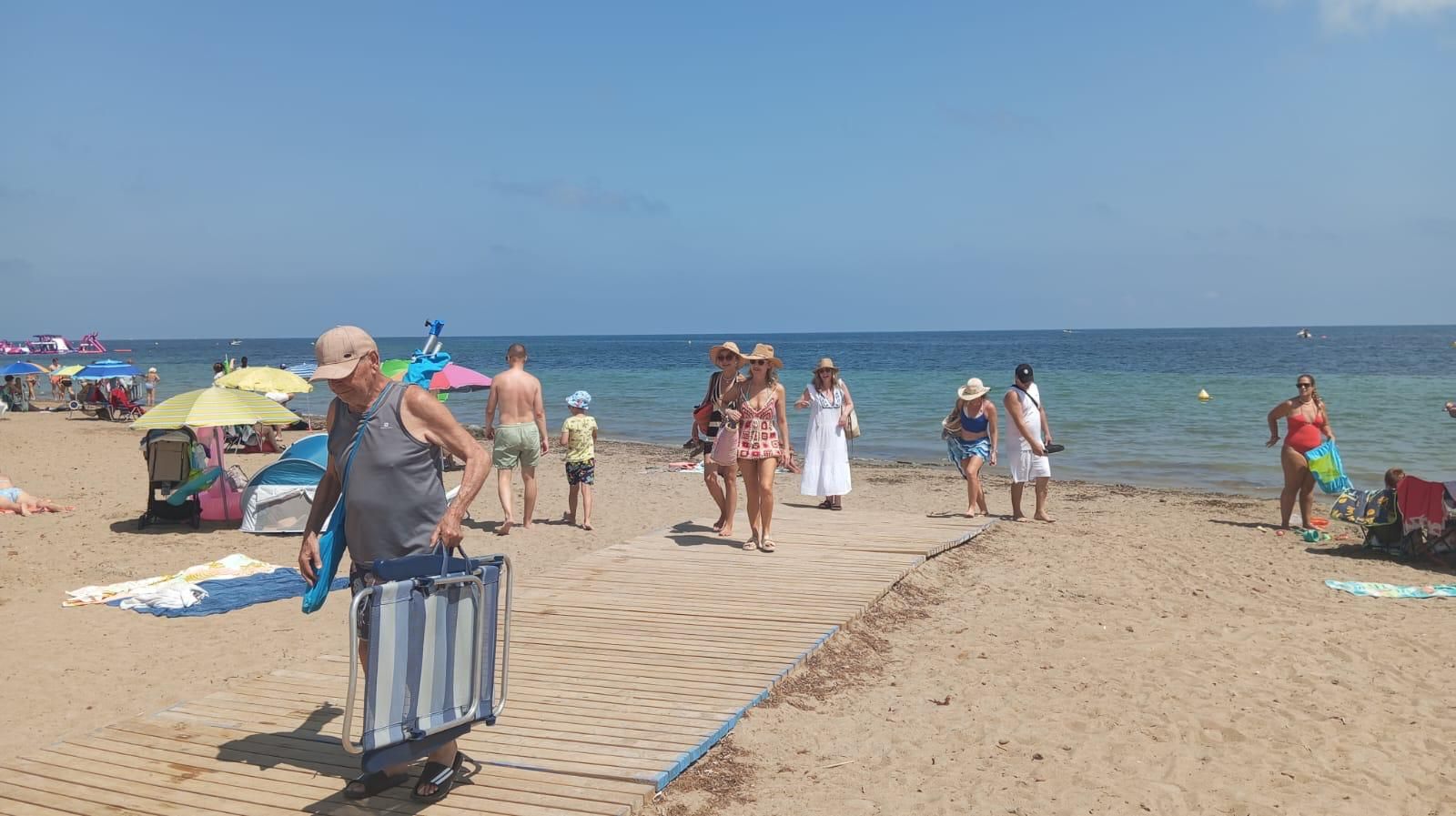 FOTOS | Cierran otras tres playas en Dénia por contaminación fecal