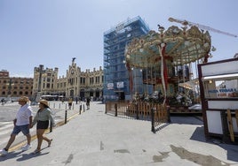 Un tiovivo, junto a la Estación del Norte de Valencia.
