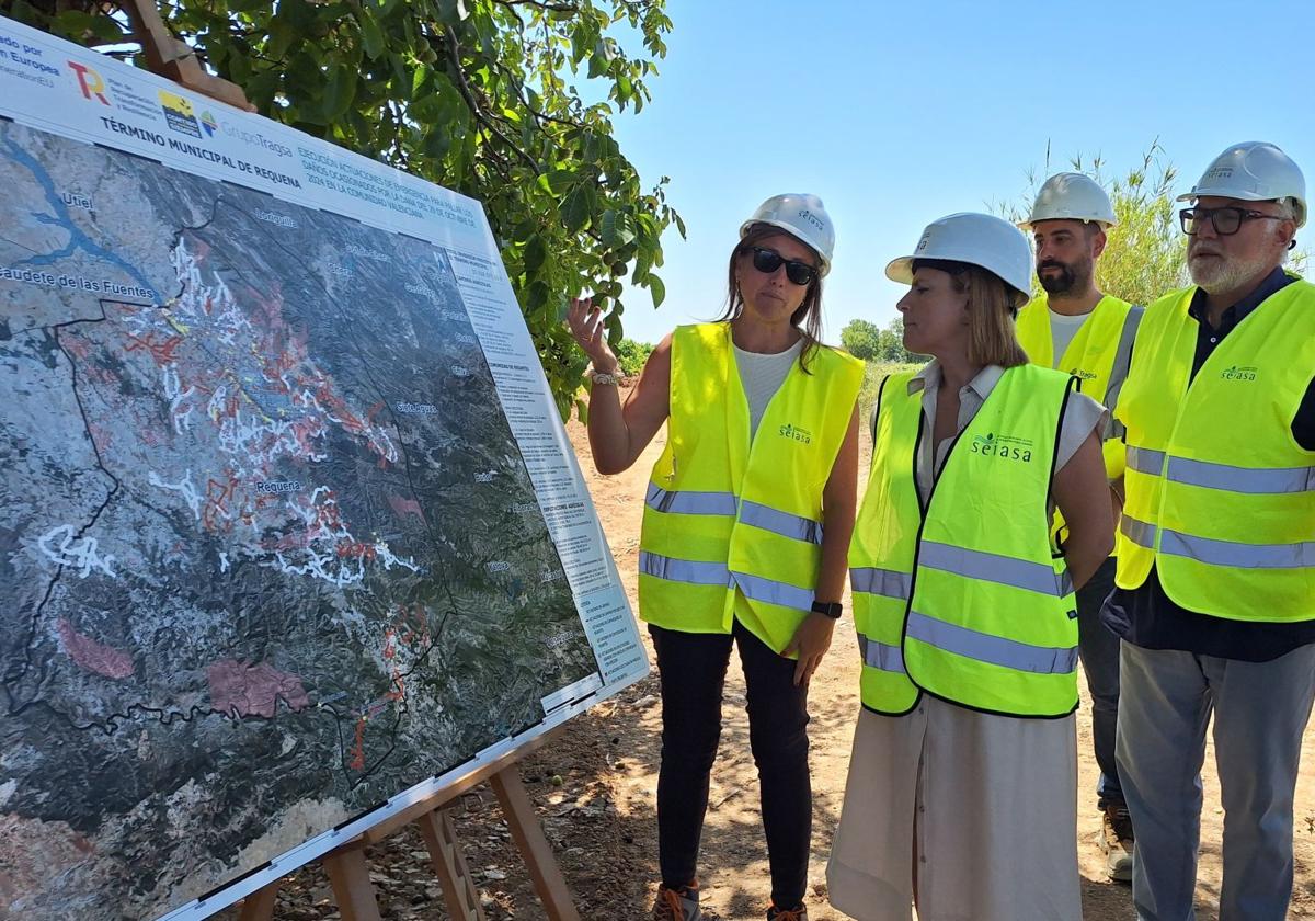 Visita de obras a la zona de obras de la reconstrucción de caminos en Requena, este martes.