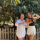 Ana Valdés junto a su madre, en la casa de campo de Villena.