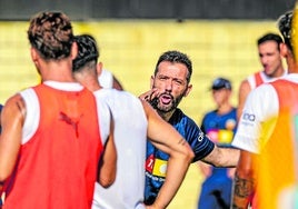 Corberán da instrucciones a sus futbolistas en el entrenamiento del martes en Paterna