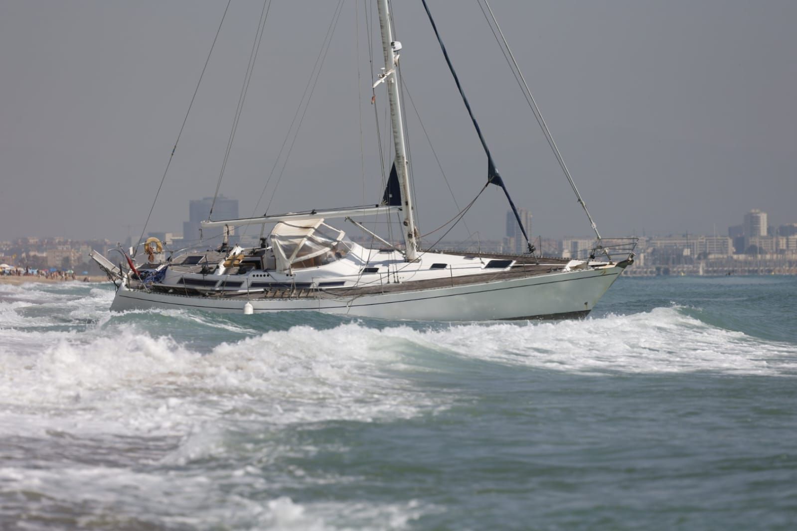 Fotos: Velero encallado en El Saler