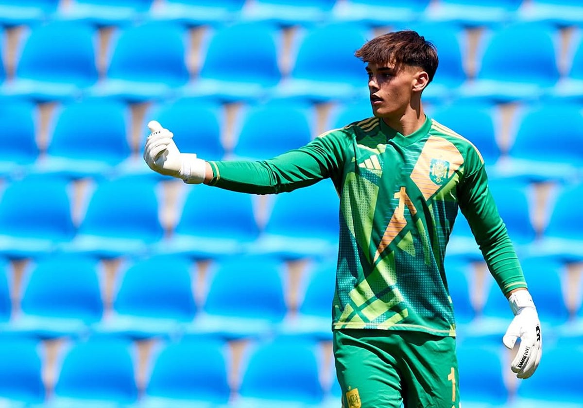 Dani Martin. portero del Levante, durante un partido de la selección española sub-19.