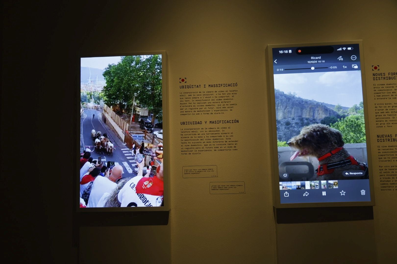 Imágenes cotidianas que se comparten en redes sociales a través del móvil forman parte de la exposición '[REC]uerdos'.