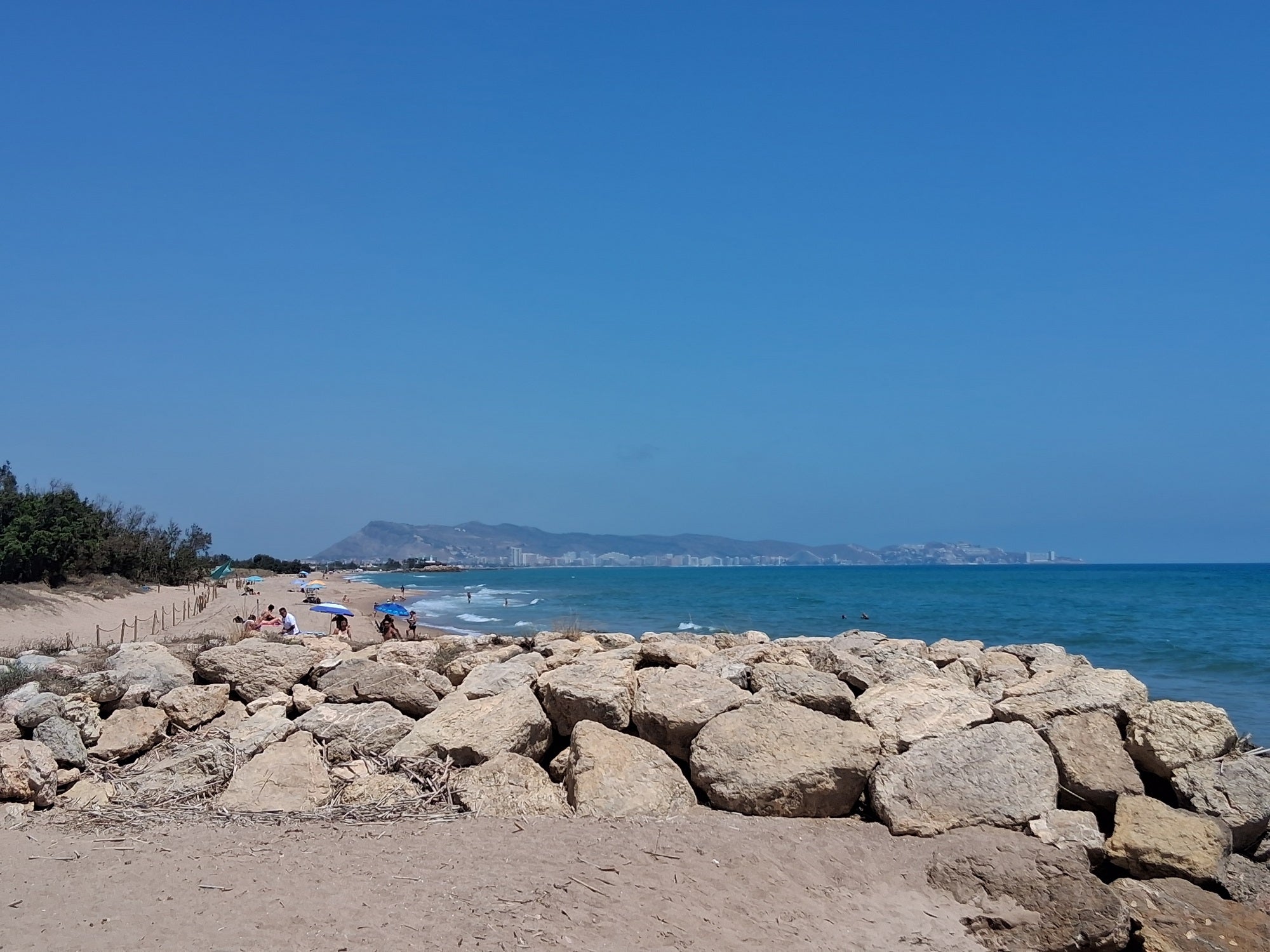 Arriba, la playa del Brosquil, entre Tavernes y Cullera. Abajo, la alcaldesa explica al conseller la situación de la playa.