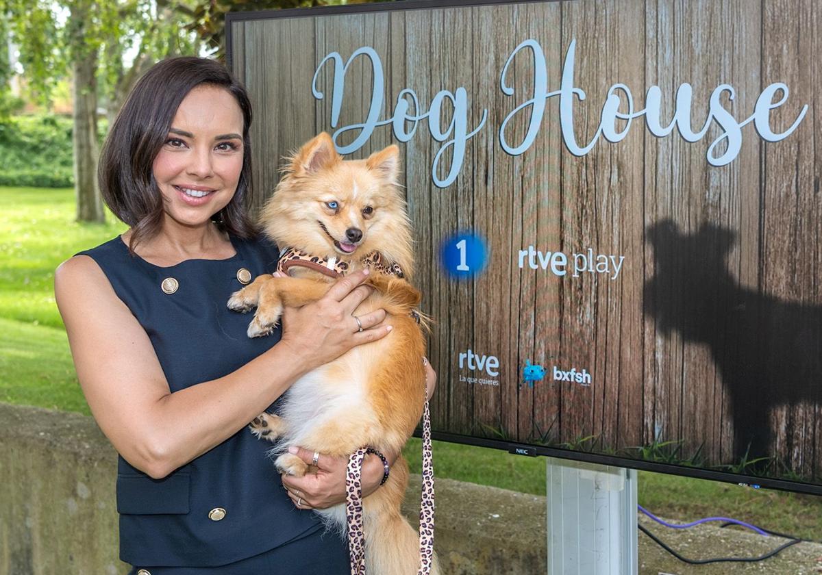 Chenoa, con su perrita Cloe.