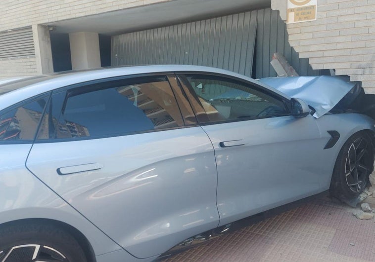Un coche se empotra contra la puerta de un garaje en Cullera