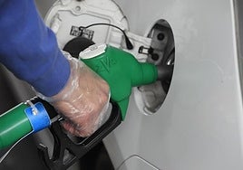 Un hombre pone gasolina.