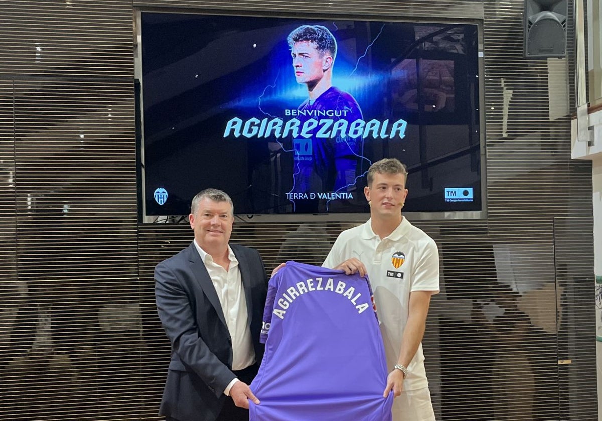 Julen Agirrezabala posa con Ron Gourlay en el acto de su presentación.