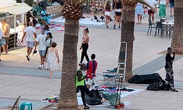 Manteros en el paseo marítimo de Puerto de Sagunto.
