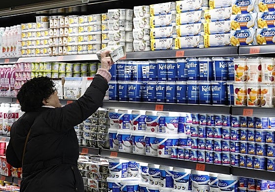 Una mujer comprando en Mercadona en una imagen de archivo.