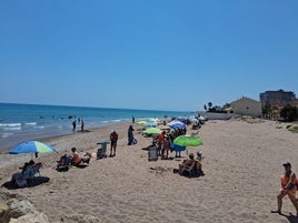 Playa de la Goleta de Tavernes, al fondo, una vivienda prácticamente a la orilla del mar.