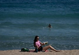 Una mujer en la playa.