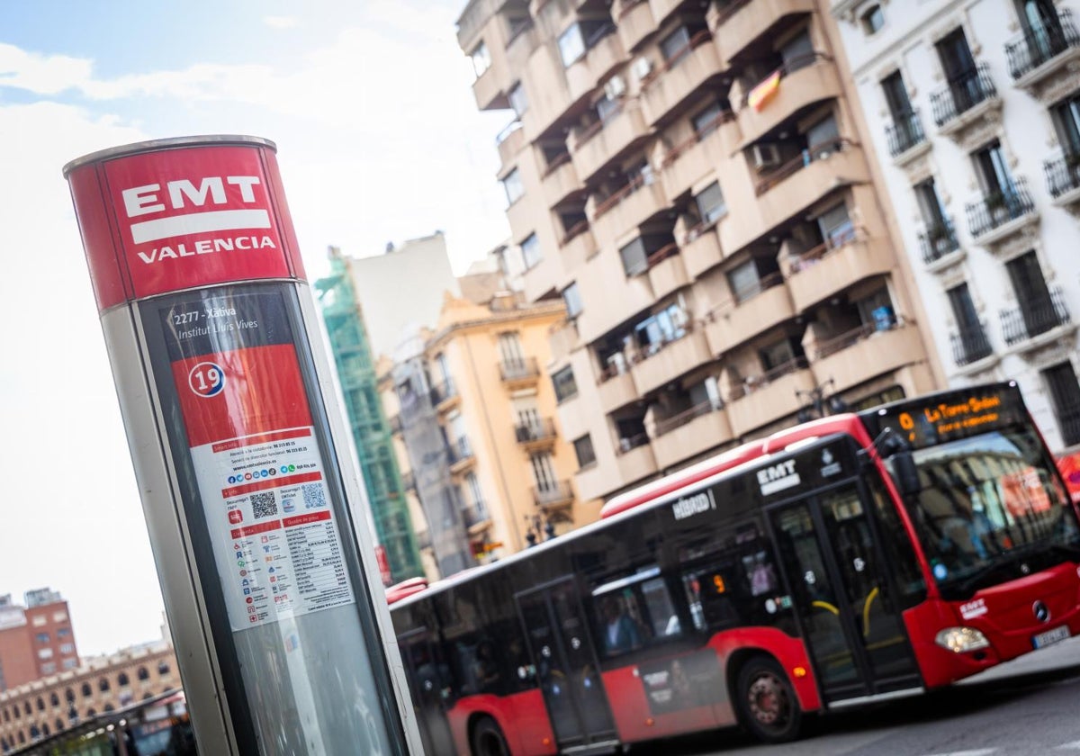 Una parada de la EMT, en el centro de la ciudad.