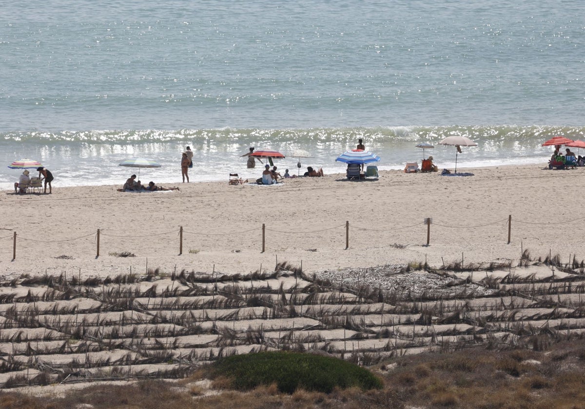 Bañistas en la playa de la Garrofera de Valencia.