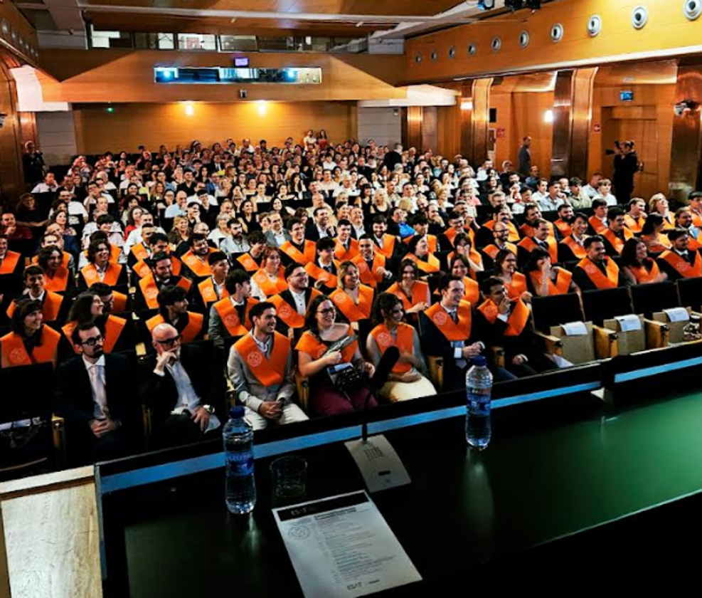 La galardonada ESAT celebra su XVIII Graduación de la promoción 2022–2025