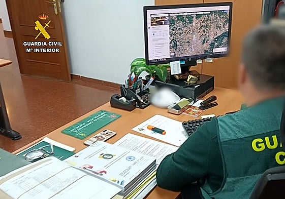 El menor detenido consiguió manipular a la niña de siete años para que le enviara imágenes de contenido sexual.