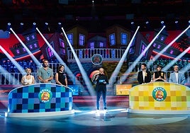 Ramón García introduce la siguiente prueba ante la atenta mirada de los dos equipos.