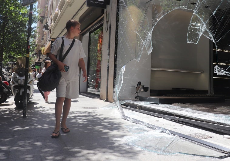 La banda de aluniceros empotró el vehículo contra el escaparate de esta conocida tienda de lujo del centro de Valencia.