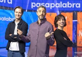 Roberto Leal, presentador de 'Pasapalabra, junto a los dos concursantes, Manu y Rosa.