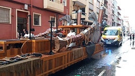 Una de las carrozas que llegó a salir el pasado sábado, mojada por la lluvia.