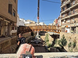 Colocación de la pasarela peatonal de madera.